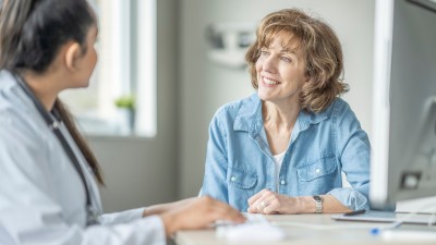 Ältere Frau bei einer Ärztin