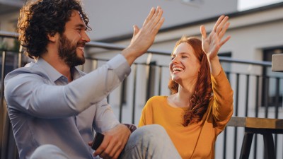 Personen geben sich ein High Five