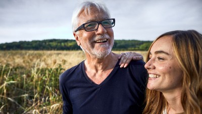 Frau und Mann lachen