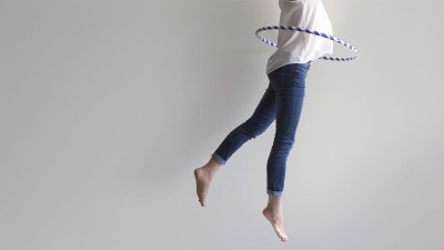 Frau mit Hula Hoop Reifen