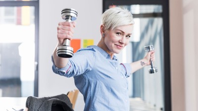 Frau in Bluse macht Übungen