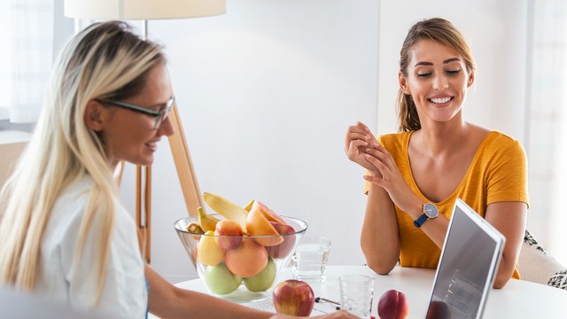 Frau spricht mit Ernährungsberaterin