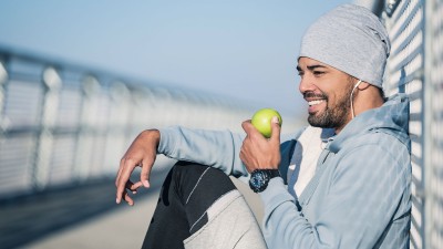 Mann ist Apfel draußen