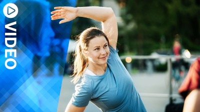 Frau macht Dehnübungen