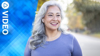 ältere Frau mit Kopfhörern