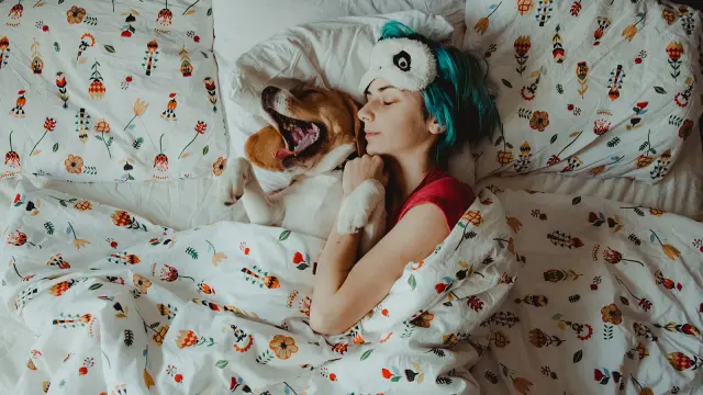 Frau und ein Hund kuscheln