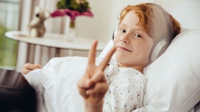 Junge im Krankenhausbett