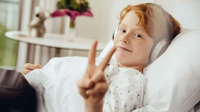 Junge im Krankenhausbett