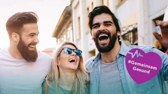 Drei Personen, die lachen mit einem Herz-Icon "GemeinsamGesund"