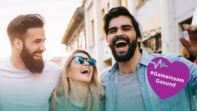 Drei Personen, die lachen mit einem Herz-Icon "GemeinsamGesund"