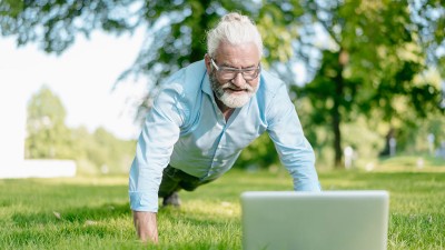 Älterer Mann macht Plank