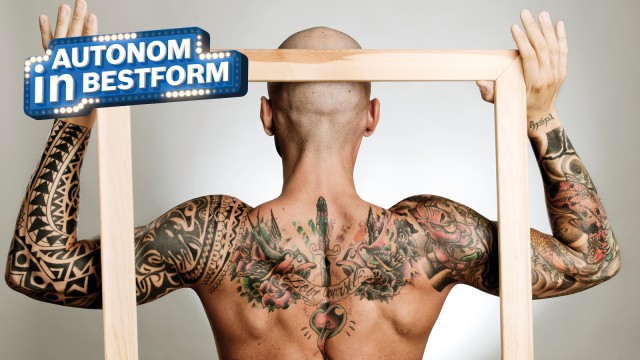 Rücken eines tätowierten Mannes