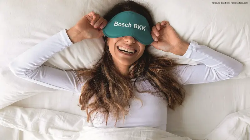 Frau mit Schlafmaske liegt im Bett
