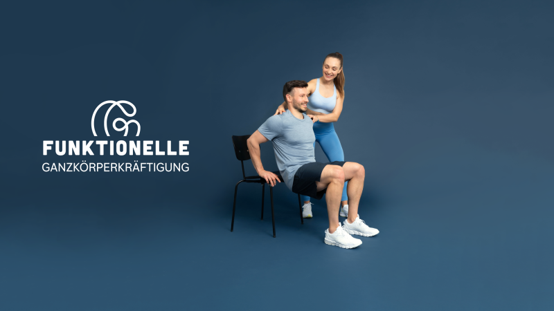 Mann wird von Frau bei einer Sportübung an einem Stuhl angeleitet.