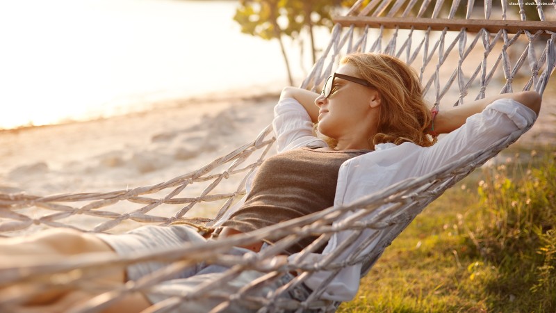 Frau am Strand in Hängematte
