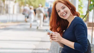 Frau mit Handy lacht