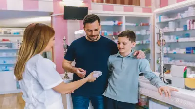 Vater und Sohn in Apotheke