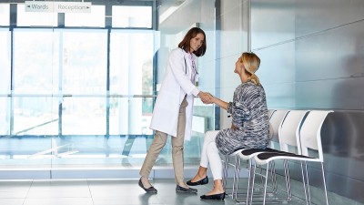 Ärztin begrüßt Patientin