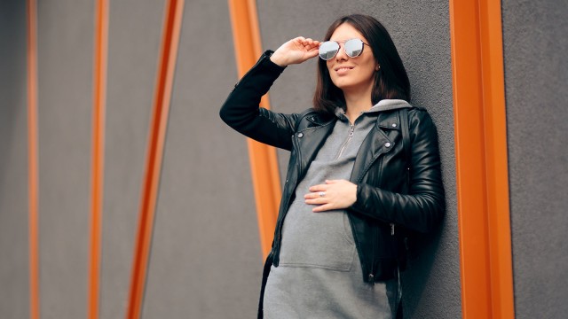 Schwangere Frau mit Sonnenbrille
