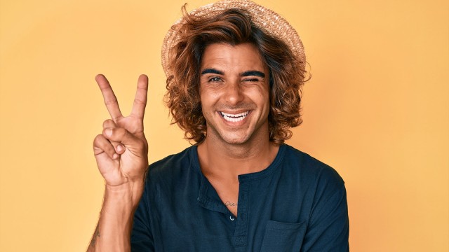 Mann macht Peacezeichen