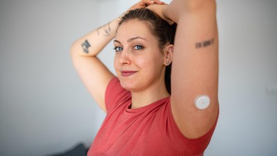 Frau mit Diabetespumpe