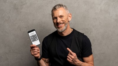 Mann zeigt auf Smartphone