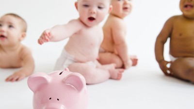 Babys und ein Sparschwein