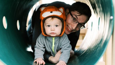 Vater mit Baby in Rutsche