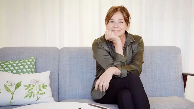 Ältere Frau auf Sofa