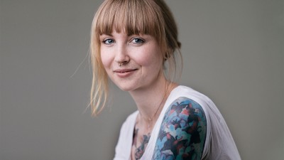 Frau mit Tätowierungen