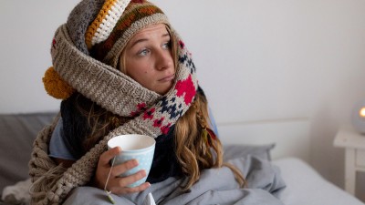 Frau dick eingewickelt im Schal