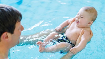 Baby mit Vater im Wasser