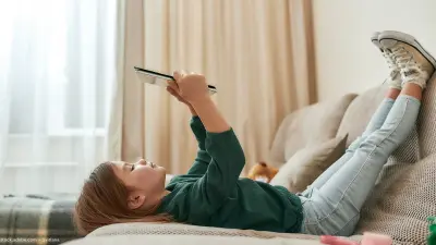 Kind am Tablet