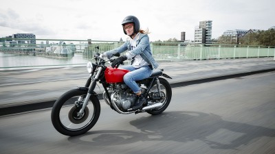 Frau auf Motorrad