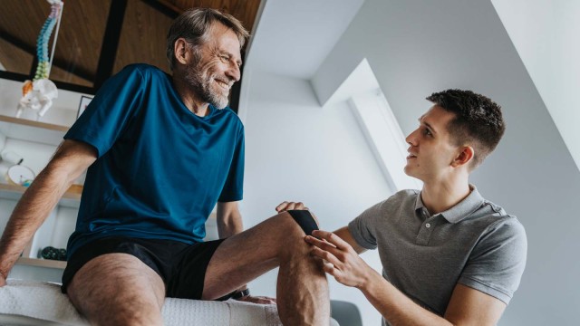 Mann beim Orthopäden