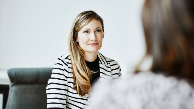 zwei Frauen im Beratungsgespräch