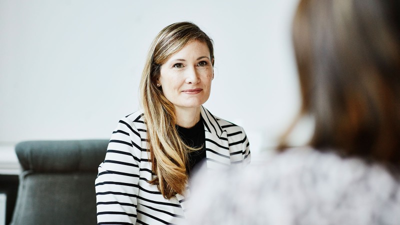 zwei Frauen im Beratungsgespräch