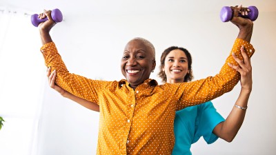 Frau bei Physiotherapeutin