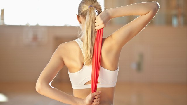 Frau macht Dehnübungen