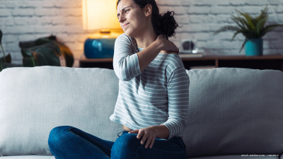 Frau mit Rückenschmerzen