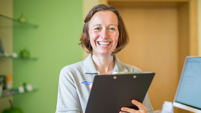 Frau mit Klemmbrett.