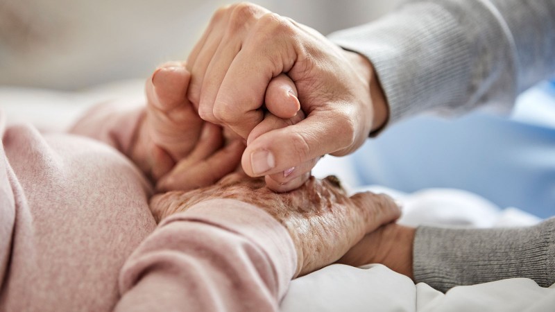 zwei Personen halten Händchen