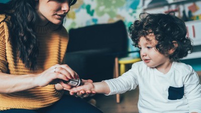 Mutter gibt Kind Medizin