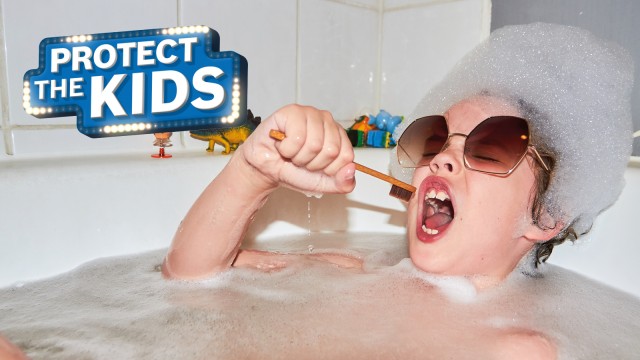 Kind in der Badewanne