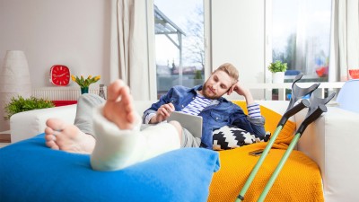 Person mit gebrochenem Bein