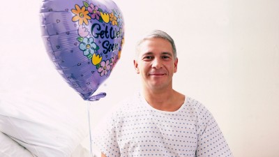 Mann mit Ballon im Krankenhaus