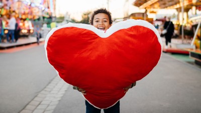 Junge mit Kuschelherz
