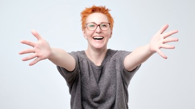 Frau mit ausgestreckten Armen