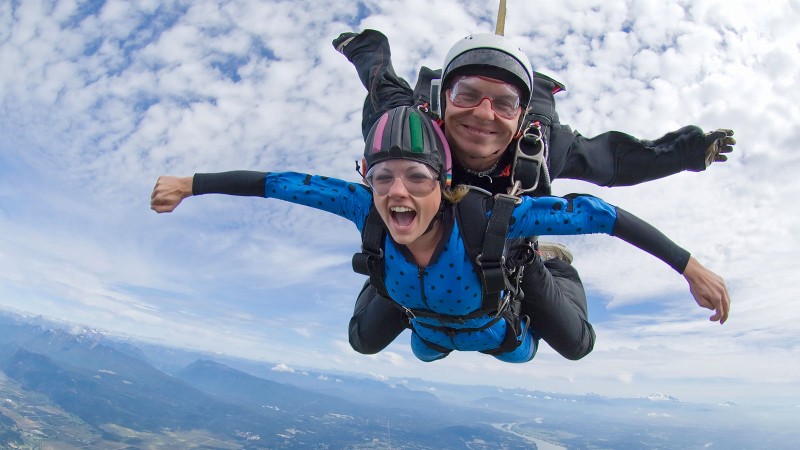 Frau und Mann beim Fallschirmsprung