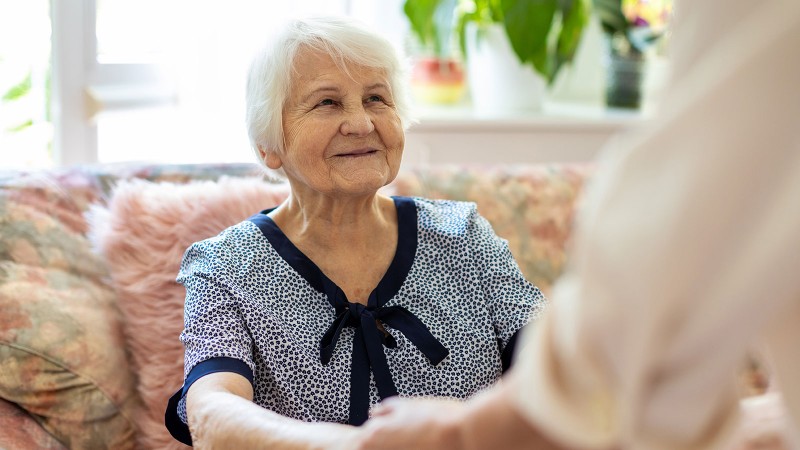 ältere Frau auf Couch